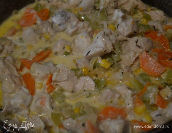 Посолить, поперчить, добавить итальянские травы и влить сливки. Закрыть крышкой и тушить на медленном огне 12-15 минут.