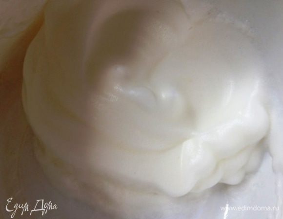 Охлажденные белки взбить с щепоткой соли.