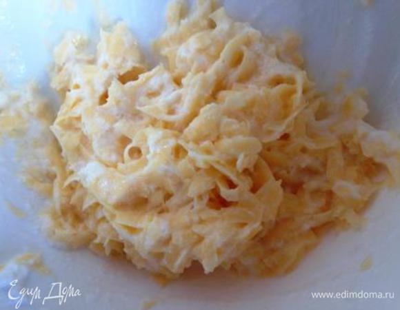 Постепенно добавить тертый сыр.
При желании можно посолить, поперчить.