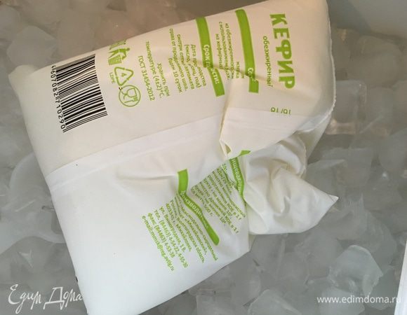 Желательно взять кефир в мягкой упаковке! 
Ставим кефир в морозильную камеру до полного замораживания.