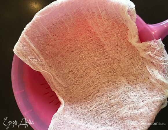 Подготавливаем сметанноизготовительный агрегат по сложнейшей схеме конструкторского бюро!
Итак, берем небольшой тазик и сверху ставим дуршлаг, который покрываем двухслойной марлей. Конструкция готова!