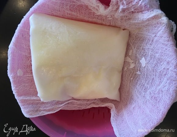 Когда кефир полностью заморозится, разрезаем пакет и выкладываем на марлю. Ждем около 12 часов, пока кефир разморозится и с него стечет сыворотка. Смотрите по консистенции, если хочется более жидкую сметану, тогда достаточно и 10 часов, то есть чем дольше будет стекать сыворотка, тем более густой станет сметана, не передержите!