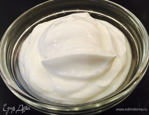 То, что остается на марле — вкусная обезжиренная сметана! Для большей похожести я от себя добавляю немного обезжиренного молока и взбиваю погружным блендером с венчиком до состояния гладкости сметаны. 