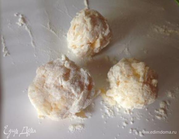 Скатать небольшие шарики, обвалять их в муке и жарить в разогретом растительном масле.