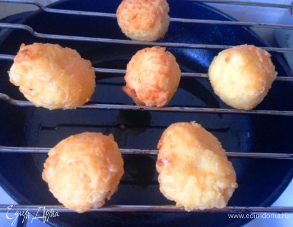 Я разогрела масло в небольшой кастрюльке, поместила туда 3 шарика и обжаривала, постоянно перекатывая их вилочкой по кругу для того, чтобы они не пристали ко дну и равномерно подрумянились.
Готовые шарики вынуть и дать обсохнуть.