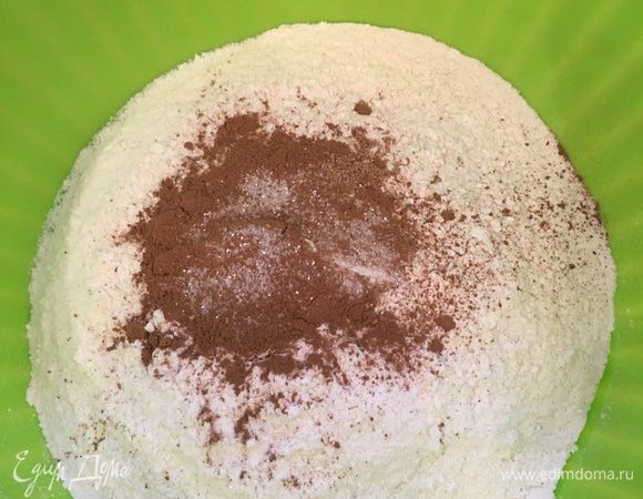 В отдельную емкость просеиваем муку, к ней добавляем соду, корицу, мускатный орех и соль.