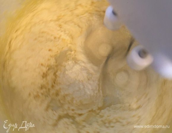 Размягченное сливочное масло взбиваем в миксере с сахаром, до получения светлой воздушной массы. 