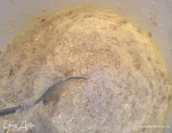 Затем добавляем овсяные хлопья, перемешиваем.