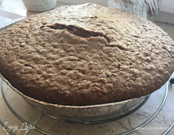 Выкладываем тесто в форму (смазанную сливочным маслом и посыпанную мукой) диаметром 26 см и ставим в разогретую до 180°С духовку на 45 минут. Зубочистка при проверке на готовность должна выходить с небольшим количеством прилипших влажных крошек (у меня крошек не было, испекся полностью)