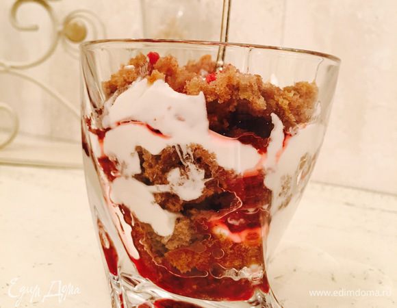 Форму поставить на решетку и дать остыть в течение 40 минут. Пирог нужно подавать слегка теплым с ягодным соусом. Я же решила сделать немного иначе: берем невысокий стакан, разрезаем кусочек пирога и треть его крошим в стакан, сверху выкладываем столовую ложку йогурта (или сметану), а затем поливаем малиновым вареньем (тоже около 1 ст.л.) и так повторяем еще два раза. Получается неимоверно вкусно и ароматно!