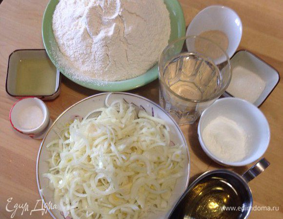 Подготовить тесто: в кастрюле смешать теплую воду, соль, сахар и перемешать.
Затем всыпать дрожжи и размешать до растворения.
Добавить растительное масло и крахмал.
Постепенно добавляя муку, вымесить мягкое тесто.
Накрыть тесто и оставить на 20 минут. 