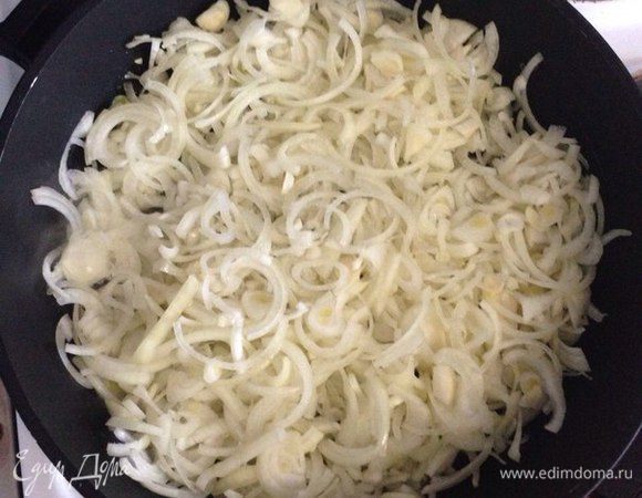 Лук почистить, порезать (как больше нравится). Я порезала полукольцами.
На разогретую сковороду налить растительное масло и обжарить на нем лук до золотистого цвета.
Добавить соль и перец по вкусу.
Остудить!