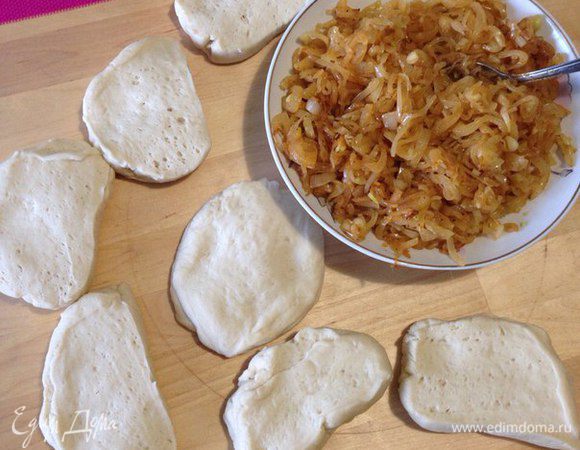 Тесто разделить на 6 частей и раскатать каждый кусок теста по размеру формы, в которой будете выпекать пирог.
