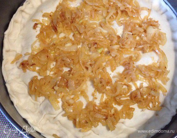 Духовку надо включить на 190°С и пока она разогревается, мы подготовим пирог к выпечке.
Форму необходимо смазать растительным маслом и выложить первый раскатанный пласт теста, формируя бортики, затем сверху выложить начинку и так продолжать слоями.
 