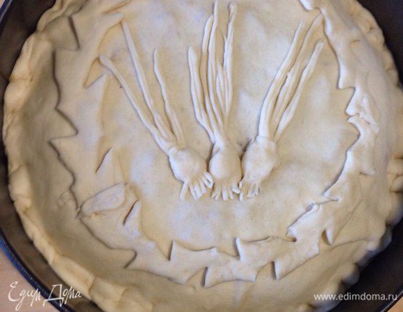 Последний раскатанный кусок теста положить сверху и края защипнуть. Можно украсить оставшимся тестом.
Затем смазать поверхность теста растительным маслом.