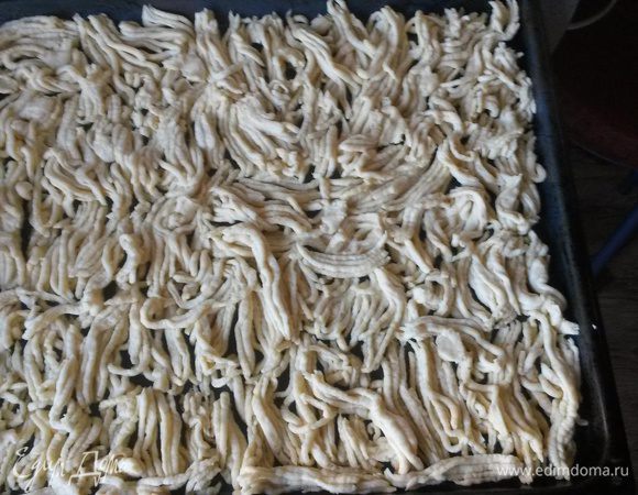 Охлажденное тесто пропустить через мясорубку, выложить на противень, поставить в разогретую до 180°С духовку, выпекать до слегка золотистого цвета (около 30-35 минут). Противень у меня антипригарный, поэтому я его не смазываю и калькой не застилаю.