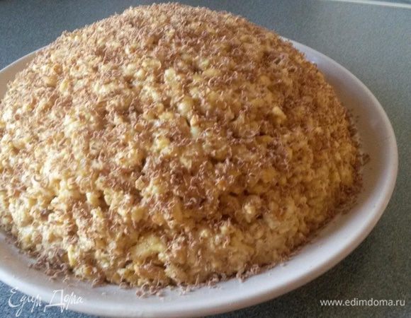 Смешать крем с крошкой и на тарелке сформировать руками горку, потереть сверху молочный шоколад. Готовый торт убрать в холодильник пропитываться не менее, чем на 8 часов (я убираю на ночь). 