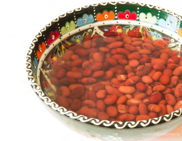 Фасоль замочить, перед готовкой воду слить, промыть и варить после закипания 20 минут, откинуть фасоль на дуршлаг.