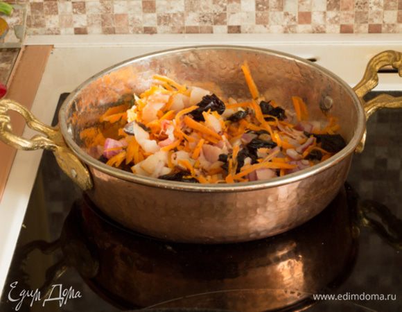 Обжарить бекон на растительном масле. Добавить лук, морковь, чернослив, специи. Все вместе перемешать и убавить огонь.