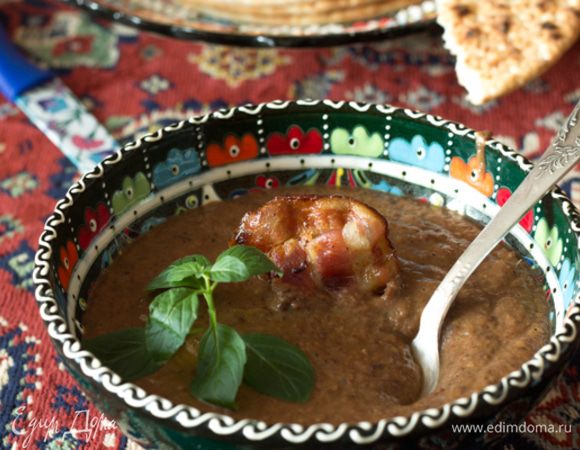 Готовый суп пюрировать блендером, еще раз прокипятить перед подачей.
Подавать, украсив кусочком жареного бекона и зеленью. Не забудьте поставить на стол питу или другие хлебные лепешки, как это делают в Турции.
