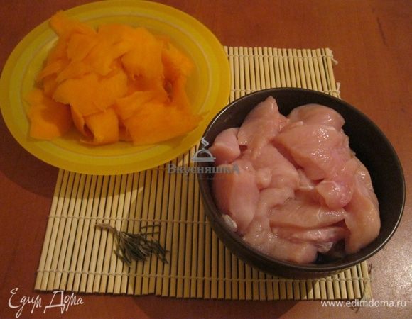 Для приготовления нам понадобятся куриное филе, мякоть тыквы, розмарин, специи для тыквы, соль и перец.