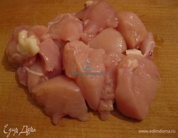 Куриное филе вымыть и нарезать крупными кусками.
