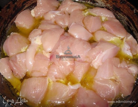 Нарезанное куриное филе обжарить в горячем масле со специями.