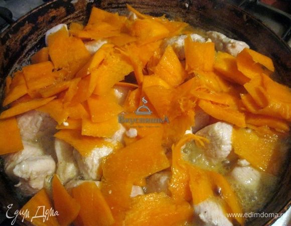 Добавить к курице тыкву и обжаривать в течении 5 минут.