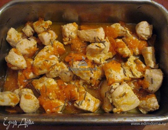 Обжаренную курицу с тыквой выложить в форму для запекания, посолить и посыпать розмарином.