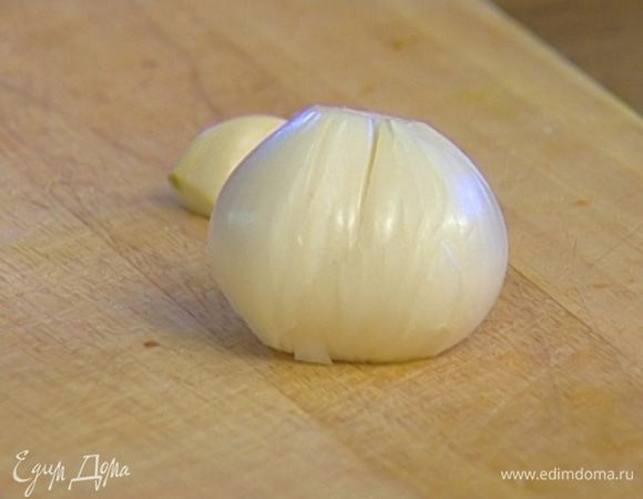 Лук и чеснок почистить.