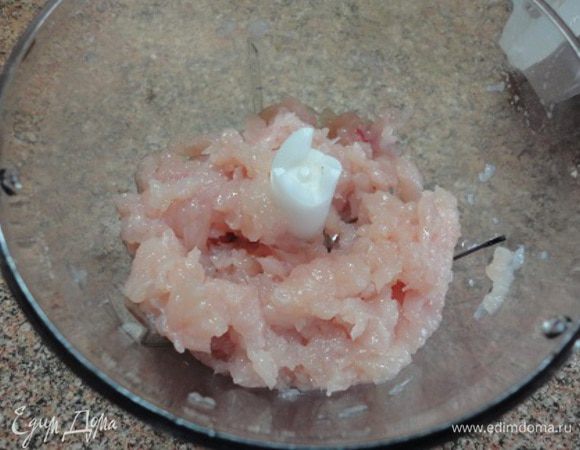 Куриное мясо можно нарезать мелкими кусочками, но это долго. Проще измельчить в блендере, но не до пасты, а кусочками.