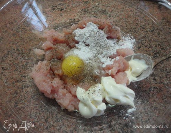 Добавить яйцо, крахмал, майонез, соль, перец, прованские травы. 