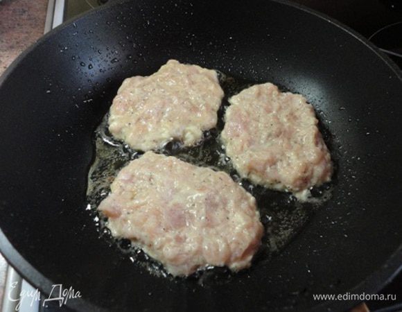 Я жарила на сковороде с антипригарным покрытием, поэтому мне было достаточно 1 столовой ложки растительного масла для жарки. Выкладываем массу ложкой и обжариваем по 3 минуты с каждой стороны.