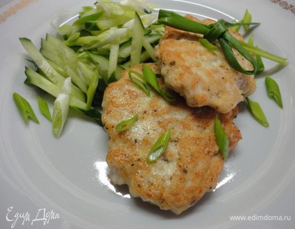 Пока оладьи жарились, я нашинковала свежие огурцы и зеленый лук. Можно и с домашней овощной икрой подавать. 