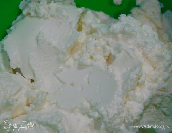 Творог перетрите через сито.