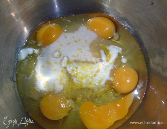 Взбейте яйца с сахаром. 