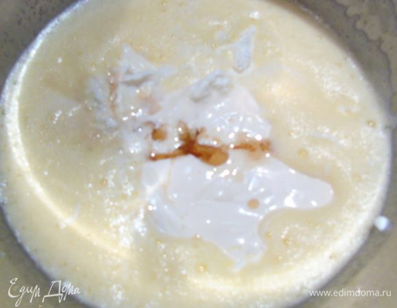 Смешать яйца с творогом, добавить сливки, йогурт, ваниль, цедру и сок лимона, влить коньяк.