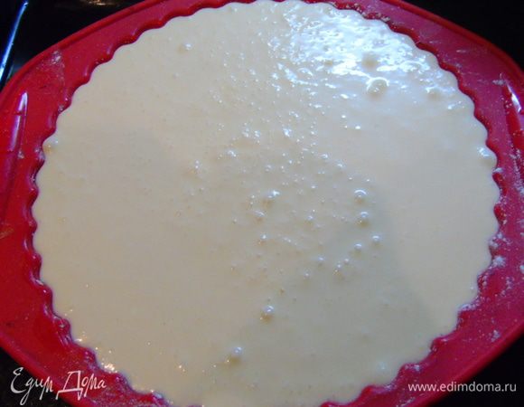 Вылить творожную массу в форму и отправить в разогретую до 180°С духовку на 40 минут.