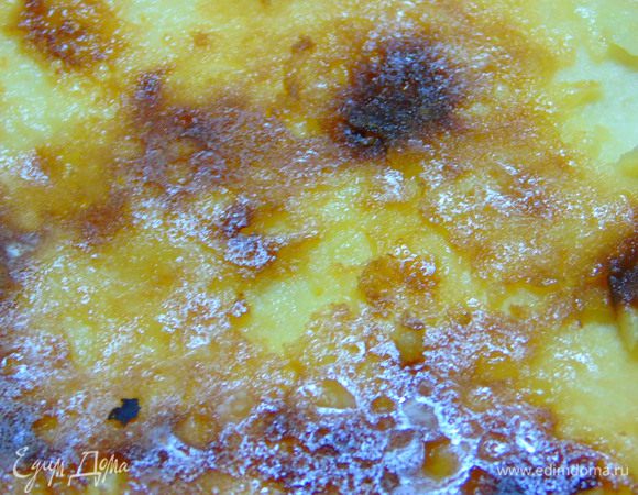 Затем достать и присыпать сахарной пудрой, отправить обратно в духовку еще на 15-20 минут, за 1-2 минуты до окончания готовки увеличьте температуру до максимума или включите гриль, пудра карамелизируется, и не бойтесь этих подпалин, они делают запеканку такой уютной, домашней, деревенской.