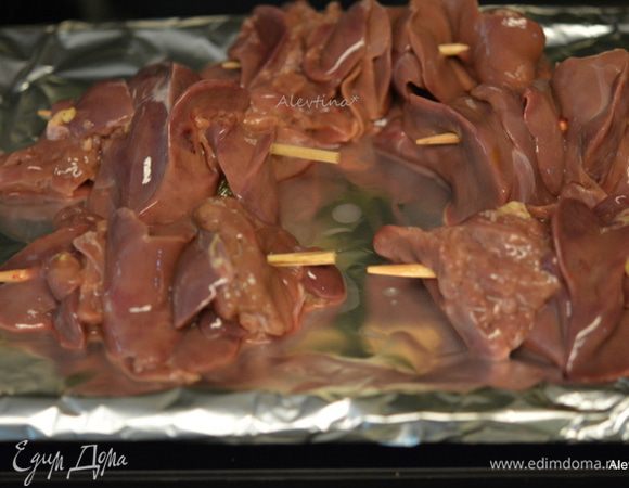 Гриль хорошо прогреть. 
Куриную очищенную печень нанизать на шампуры.