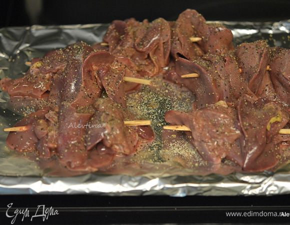 Печень посолить и поперчить, сбрызнуть соком лимона и соевым соусом.  Готовить на горячем гриле по 2 минуты сторона. 