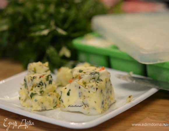 Приготовим масло, растопив и смешав с порубленным чесноком, зеленью и лимонным соком. 
Я использую готовое домашнее масло с зеленью. http://www.edimdoma.ru/retsepty/77569-maslo-slivochnoe-aromatnoe-s-travami-i-chesnokom