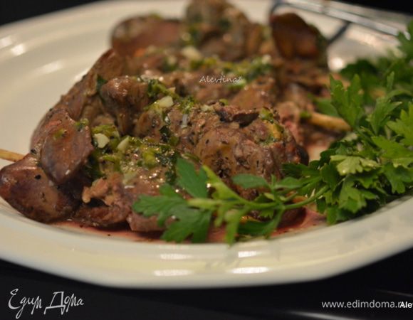 Готовые шпажки с печенью подаем с зеленью и под соусом из масла. Очень вкусное и нежное блюдо.