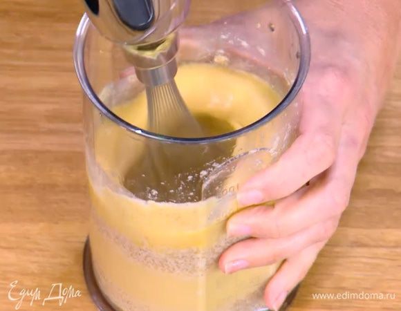 Взбить 100 г предварительно размягченного сливочного масла вместе с сахаром в блендере насадкой-венчиком, затем, продолжая взбивать, по одному добавить яйца.