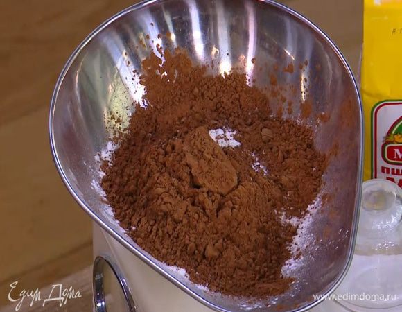 Муку перемешать с какао, разрыхлителем и солью.