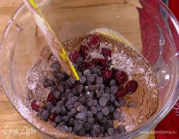 В масло с сахаром влить молоко, через сито всыпать муку с разрыхлителем, добавить вишню, шоколадные капли и вымешать тесто.