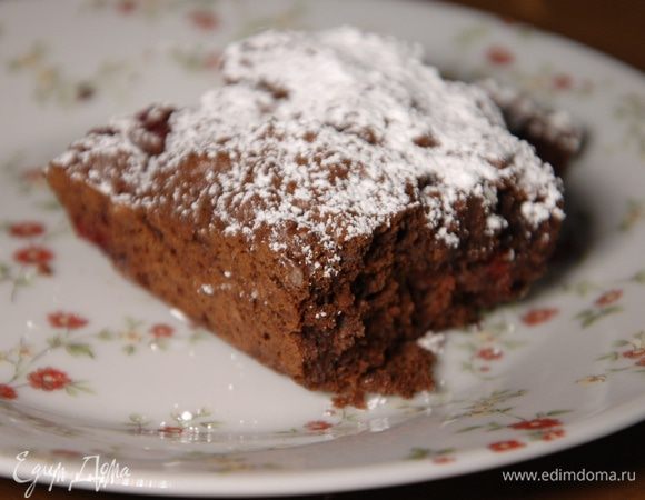 Выпекать в разогретой духовке 15–20 минут. Готовый брауни остудить, затем порезать на квадратики.