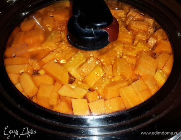 Приготовим начинку из тыквы. Очистить тыкву и порезать крупными кусочками. Потушить до готовности на сковороде, добавить сахар в конце. Остудить до теплого состояния, перемолоть блендером. Если в тыкве много жидкости (такое бывает), то можно откинуть на сито, чтоб стекла лишняя жидкость.