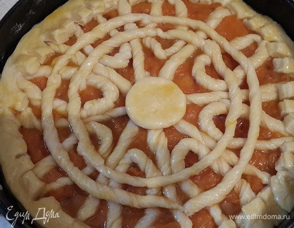 Треть теста раскатать, нарезать на полоски. Остальное раскатать в круг, сделав бортики. Выложить начинку: смешать тыкву и варенье.  Сверху украсить полосками, свернутыми в жгутики. Смазать желтком,смешанным с сахаром.