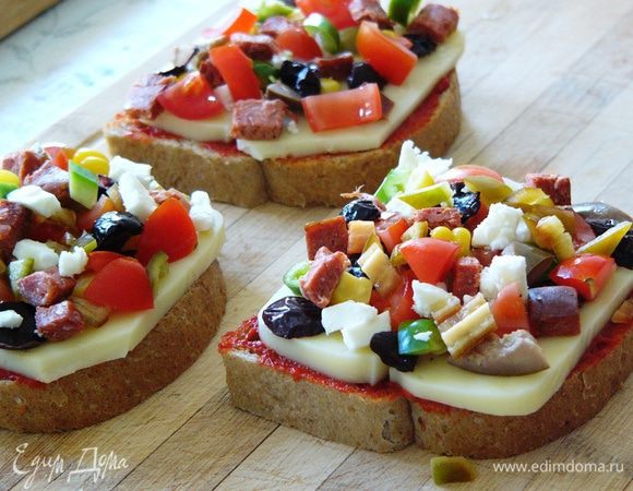 Подготовленные пиццы выложим на противень и отправим в духовку на 10 минут (пока сыр не расплавится).